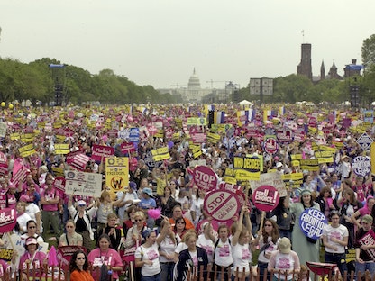 آلاف الأميركيين خلال مسيرة مؤيدة لحق "الإجهاض" أمام المركز التجاري بالعاصمة واشنطن- 25 أبريل 2004 - REUTERS
