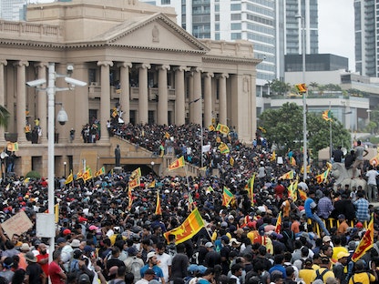 متظاهرون يحتجون أمام الأمانة الرئاسية بعد فرار الرئيس السريلانكي جوتابايا راجاباكسا - 9 يوليو 2022 - REUTERS