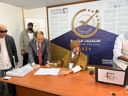 سيف الإسلام القذافي، نجل الزعيم الليبي السابق معمر القذافي، في مركز التسجيل ببلدة سبها الجنوبية، ليبيا. 14 نوفمبر 2021 - REUTERS