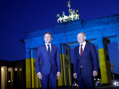 المستشار الألماني أولاف شولتز والرئيس الفرنسي أيمانويل ماكرون في برلين- 9 مايو 2022 - REUTERS