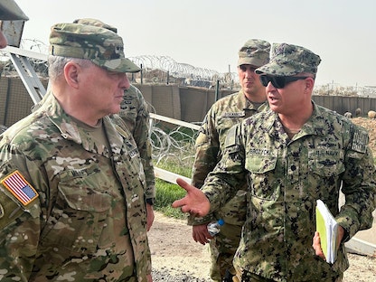 رئيس هيئة الأركان الأميركية المشتركة مارك ميلي خلال زيارة قاعدة أميركية في شمال شرقي سوريا. 4 مارس 2023 - REUTERS