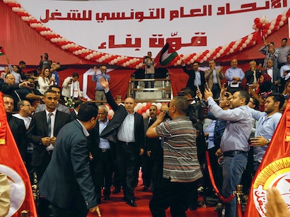 الأمين العام للاتحاد العام التونسي للشغل نور الدين الطبوبي يصل لإلقاء كلمة خلال تجمع حاشد بمناسبة عيد الشغل في تونس- 1 مايو 2018  - REUTERS