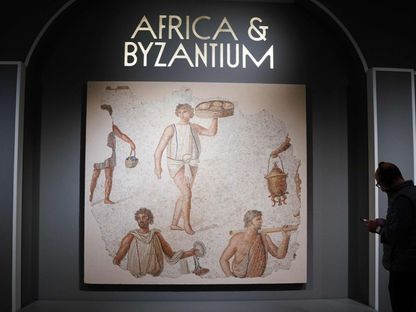 مدخل معرض "إفريقيا وبيزنطة" في متحف متروبوليتان للفنون، نيويورك، في 16 نوفمبر 2023. - AFP