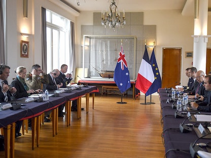 وزير الدفاع الفرنسي سيباستيان ليكورنو (يمين) ونائب رئيس الوزراء ووزير الدفاع الأسترالي ريتشارد مارليس (يسار) يحضران اجتماعاً ثنائياً في قلعة بريست غرب فرنسا- 1 سبتمبر 2022 - AFP