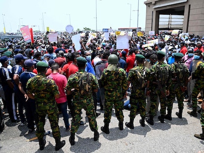 قوات أمنية تصد احتجاجات على ارتفاع تكاليف المعيشة خارج مكتب الرئيس السريلانكي جوتابايا راجاباكسا في كولومبو - 18 مارس 2022 - AFP