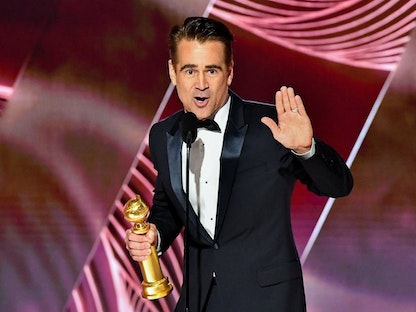 الممثل كولين فاريل يحمل جائزة أفضل ممثل في فيلم كوميدي في حفل توزيع جوائز Golden Globe السنوي الثمانين، لوس أنجلوس، 10 يناير 2023 - via REUTERS
