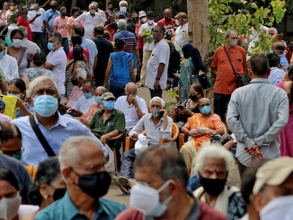 حشود في الهند تنتظر تلقي لقاح فيروس كورونا في مدينة مومباي - 28 أبريل 2021 - REUTERS