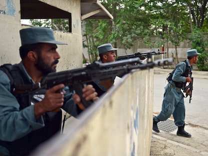 الشرطة الأفغانية تشتبك مع مقاتلي طالبان في كابول - 24 مايو 2013 - AFP