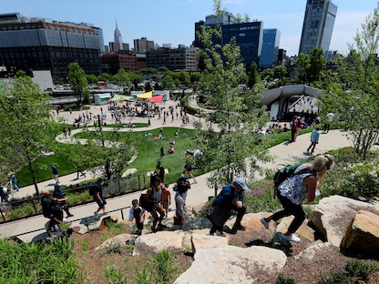 حديقة وسط مدينة نيويورك تعج بالمرتادين خلال يوم الافتتاح، الولايات المتحدة، 21 مايو 2021 - REUTERS