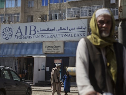 أشخاص أمام فرع لبنك أفغانستان الدولي في كابول، 6 أغسطس 2013 - Bloomberg
