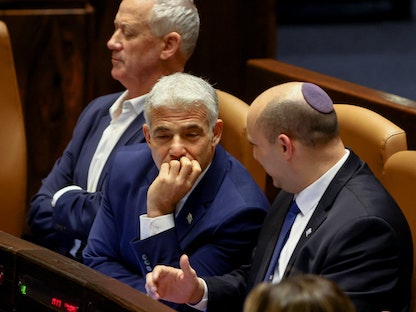 رئيس الوزراء الإسرائيلي نفتالي بينيت، ووزير الخارجية يائير لبيد، ووزير الدفاع بيني غانتس يجلسون معاً خلال جلسة في الكنيست - القدس - 22 يونيو 2022 - REUTERS