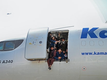 أفغان على متن طائرة في مطار كابول - 16 أغسطس 2021 - AFP