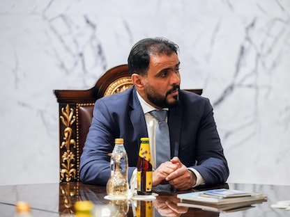 رئيس الحكومة الليبية المعين من قبل البرلمان أسامة حماد خلال اجتماع مع الوزراء في بنغازي. 18 مايو 2023 - Facebook/The Libyan Government