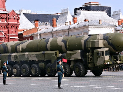صاروخ باليستي عابر للقارات من طراز "توبول" خلال عرض عسكري في الساحة الحمراء بموسكو - 9 مايو 2008 - BLOOMBERG NEWS