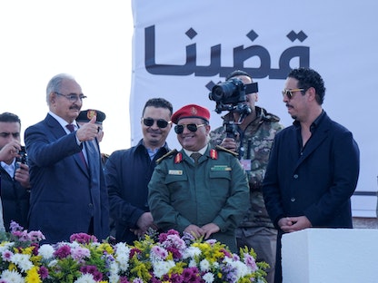 قائد الجيش الليبي المشير خليفة حفتر يتحدث إلى حشد جماهيري خلال احتفال بعيد استقلال ليبيا في بنغازي. 24 ديسمبر 2022 - REUTERS