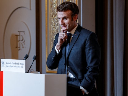 الرئيس الفرنسي إيمانويل ماكرون يلقي كلمة خلال جائزة "التصميم الفرنسي 100" في قصر الإليزيه في باريس، فرنسا. 20 يناير 2022 - REUTERS