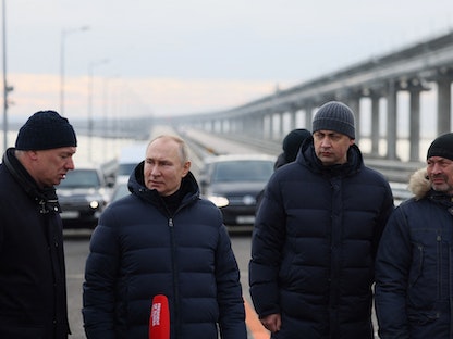 الرئيس الروسي فلاديمير بوتين خلال زيارة جسر القرم الرابط بين البر الرئيسي لروسيا وشبه جزيرة القرم عبر مضيق كيرتش. 5 ديسمبر 2022 - via REUTERS
