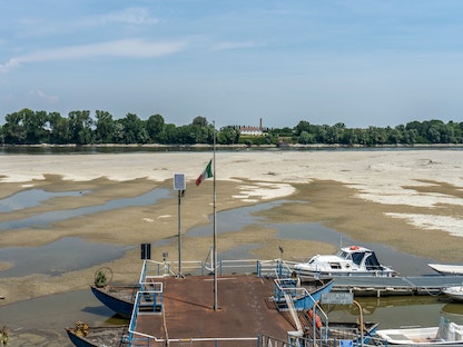 قوارب في قعر نهر بو بعد أن جفت منه المياه - روفيجو - إيطاليا  - 17 يونيو 2022 - Bloomberg
