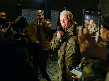 منسق السياسة الخارجية في الاتحاد الأوروبي جوزيب بوريل يتحدث للصحافيين في مركز بعثة الكتلة لمساعدة أوكرانيا (EUMAM) قرب مدينة برزيج جنوب غرب بولندا. 2 ديسمبر 2022 - AFP
