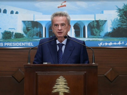 رياض سلامة محافظ مصرف لبنان يتحدث بعد لقاء مع الرئيس ميشال عون في القصر الرئاسي في بعبدا - REUTERS