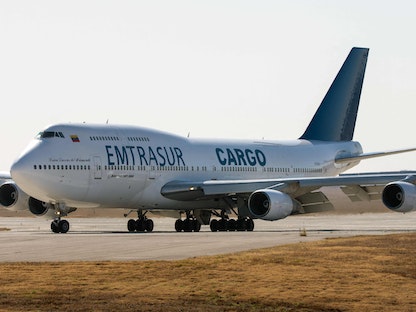 طائرة الشحن المملوكة لشركة "إيمتراسور" الفنزويلية في مطار قرطبة الدولي بالأرجنتين- 6 يونيو 2022 - AFP
