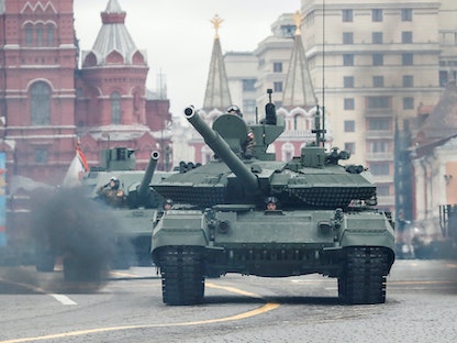 جنود روس يقودون دبابة من طراز T-90M خلال عرض عسكري في يوم النصر وسط موسكو، روسيا  9 مايو 2021. - REUTERS