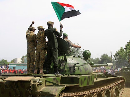 القوات المسلحة السودانية تحتفل بعيد الجيش في ولاية القضارف شرق السودان بالقرب من الحدود مع إثيوبيا. 14 أغسطس 2023 - AFP