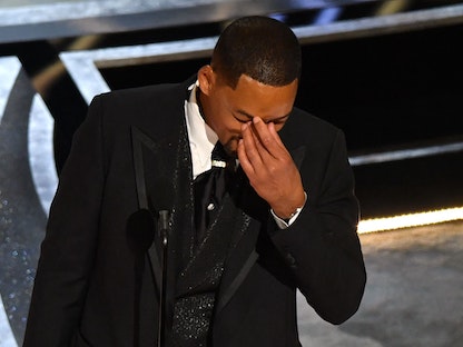 الممثل الأميركي ويل سميث يبكي أثناء تسلمه جائزة أوسكار  أفضل ممثل 2022 - AFP