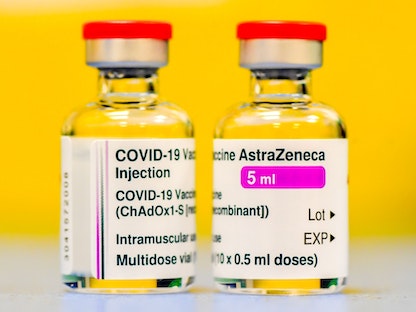 قارورتان من لقاح "أسترازينيكا" في مركز تطعيم بريطاني - 21 يناير 2021 - Bloomberg