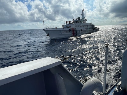 سفينة تابعة لخفر السواحل الصيني تقترب من سفينة تابعة لخفر السواحل الفلبيني في بحر الصين الجنوبي. 8 سبتمبر 2023 - REUTERS