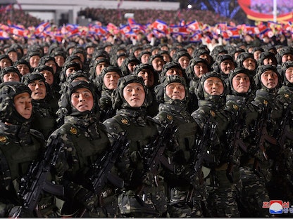 جنود كوريون شماليون خلال عرض عسكري احتفالاً بالذكرى الـ75 لتأسيس القوات المسلحة الكورية الشمالية، 8 فبراير 2023 - AFP