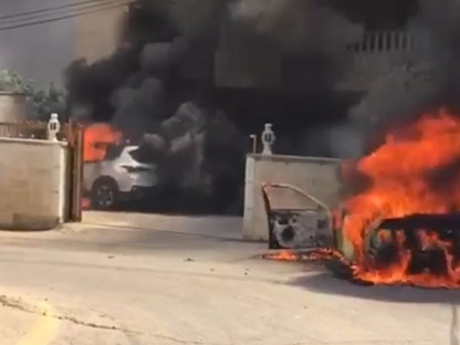 سيارات تحترق جراء هجوم مستوطنين إسرائيليين على قرى بالضفة الغربية المحتلة. 21 يونيو 2023 - وفا