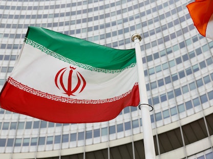 العلم الإيراني أمام مقر الوكالة الدولية للطاقة الذرية في فيينا - REUTERS