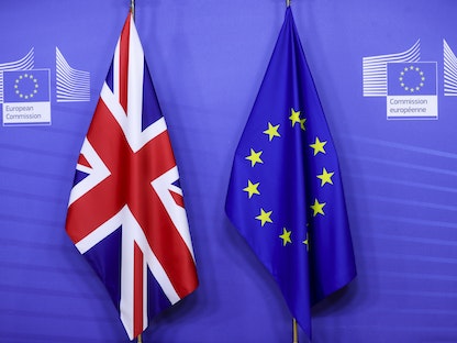 علما الاتحاد الأوروبي وبريطانيا قبل مؤتمر لرئيس الوزراء البريطاني بوريس جونسون ورئيسة المفوضية الأوروبية أوروسلا فون دير لاين  - AFP