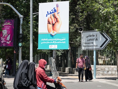ملصق انتخابي في العاصمة الإيرانية طهران - 29 مايو 2021 - AFP