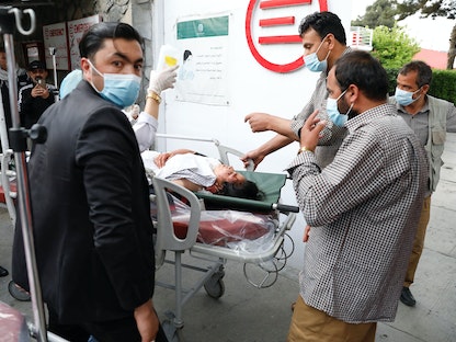 إجلاء امرأة جُرحت بانفجار كابول - 8 مايو 2021 - REUTERS
