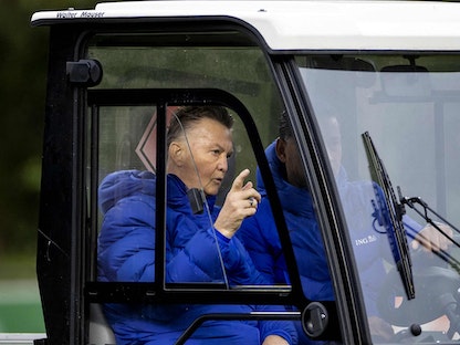 لويس فان جال المدير الفني لمنتخب هولندا يتابع التدريبات من خلال سيارة جولف  - AFP