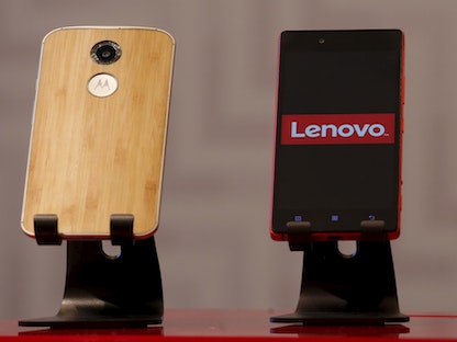 هاتفان ماركة "Lenovo" و "Motorola" معروضان في مؤتمر صحافي في هونج كونج. - REUTERS