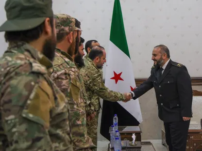 بعد تخفيف القيود الأميركية.. ما فرص إعادة بناء الجيش السوري؟