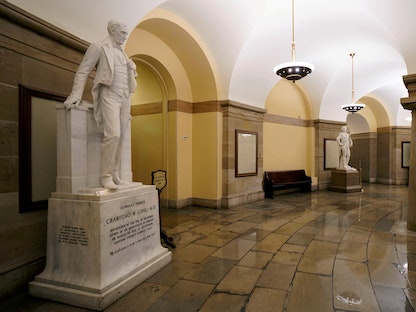 تمثال الجنرال الكونفيدرالي روبرت إي لي في مبنى الكابيتول بالعاصمة الأميركية واشنطن - REUTERS