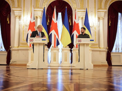 جانب من المؤتمر الصحافي الذي جمع الرئيس الأوكراني فولوديمير زيلينسكي ورئيس الوزراء البريطاني بوريس جونسون في كييف – 17 يونيو 2022 - AFP