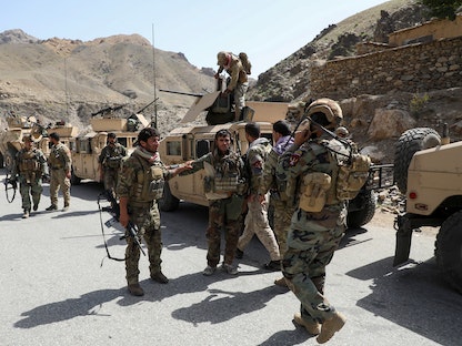 قوات خاصة أفغانية تتجه إلى منطقة جورباند بمقاطعة باروان شمال شرقي أفغانستان- 29 يونيو 2021 - REUTERS