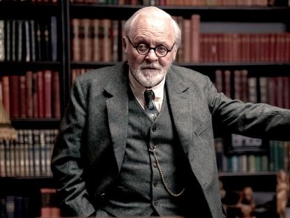 لقطة من فيلم Freud's Last Session التي يجسد فيها أنتوني هوبكنز دور الطبيب النفسي سيجموند فرويد - Sony