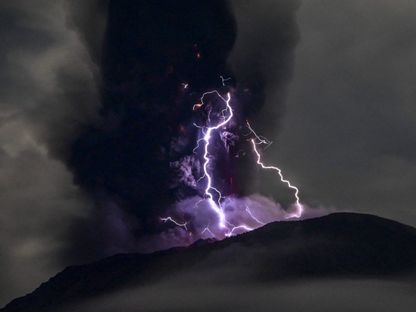 جبل إيبو في إندونيسيا يقذف رماداً بركانياً بارتفاع 4 كيلومترات