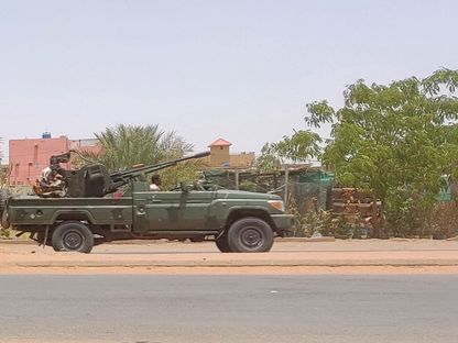 آلبة عسكرية وعناصر من قوات الدعم السريع خلال المعارك مع الجيش في السودان. 25 مايو 2023 - AFP