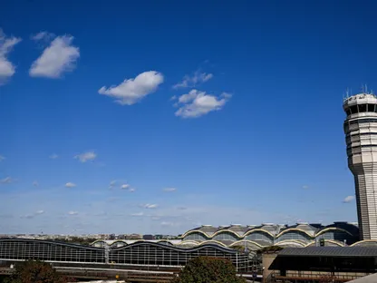 برج المراقبة في مطار رونالد ريجان بالعاصمة واشنطن، الولايات المتحدة، 31 أكتوبر 2025. - REUTERS