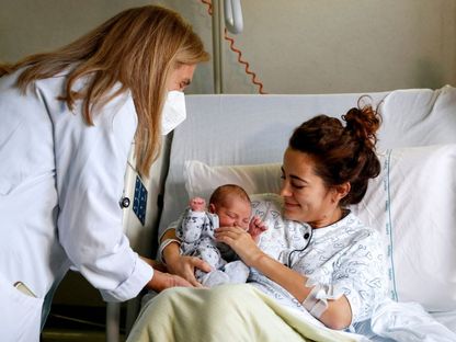 إيطالية تحمل مولودها داخل غرفة في مستشفى بالعاصمة روما. 15 نوفمبر 2022 - REUTERS