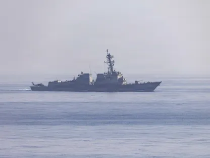 ما الرسالة التي حملها التحذير الصوتي الأميركي للسفن في مضيق هرمز؟