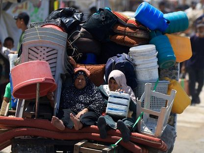 نساء فلسطينيات نازحات فررن من شمال غزة يحملن أمتعتهن في طريقهن إلى الجنوب بالتزامن مع بدء إسرائيل عملية عسكرية للسيطرة على مدينة غزة. 21 أغسطس 2025 - reuters