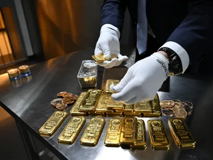 سعر الذهب دون 4 آلاف و450 دولاراً وسط عدم اليقين بشأن محادثات أميركا وإيران